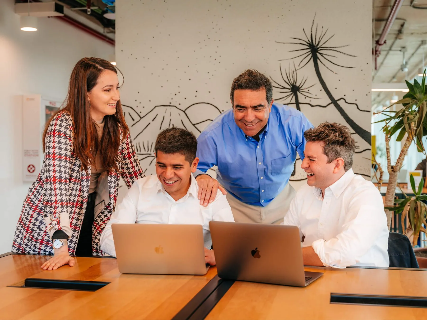 El equipo de Blanco reunido en la oficina